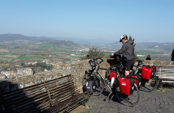 Onbegrensd Fietsen naar Rome - uitzicht vanaf Orvieto over Toscaans landschap|Fitál Vakanties 